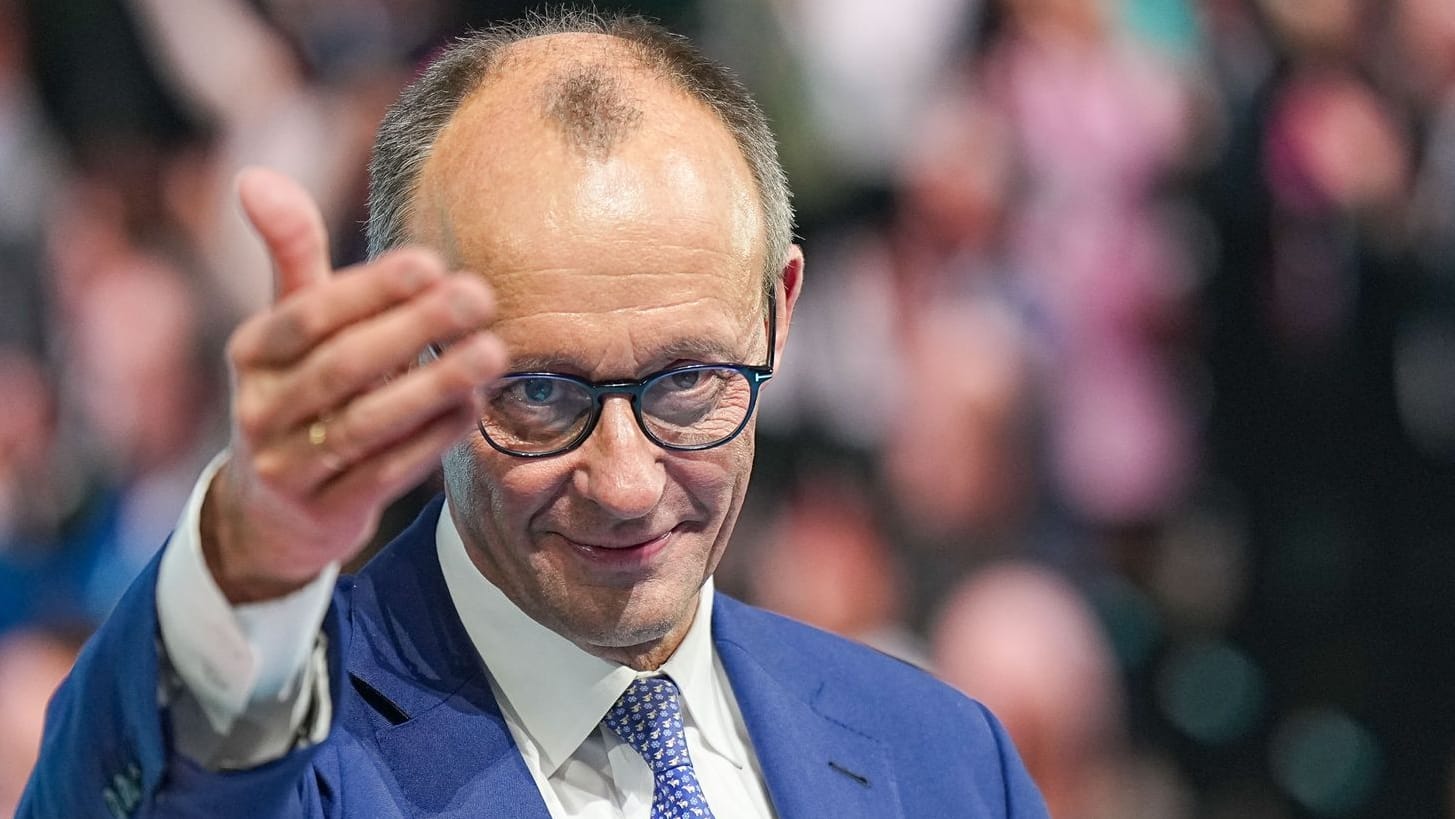 Friedrich Merz, Kanzlerkandidat der Union und CDU-Bundesvorsitzender, winkt ins Publikum nach seiner Rede beim 37. Bundesparteitag der CDU.