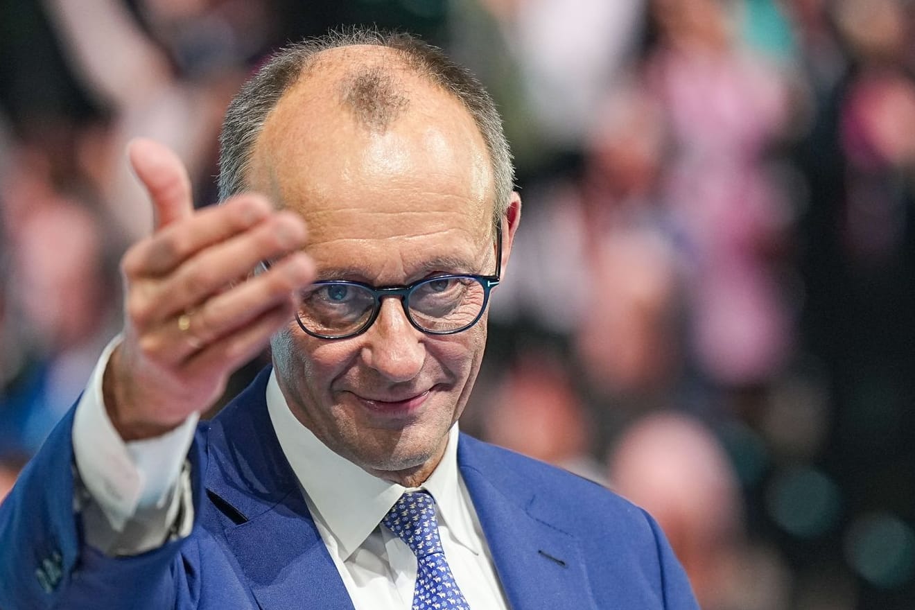 Friedrich Merz, Kanzlerkandidat der Union und CDU-Bundesvorsitzender, winkt ins Publikum nach seiner Rede beim 37. Bundesparteitag der CDU.