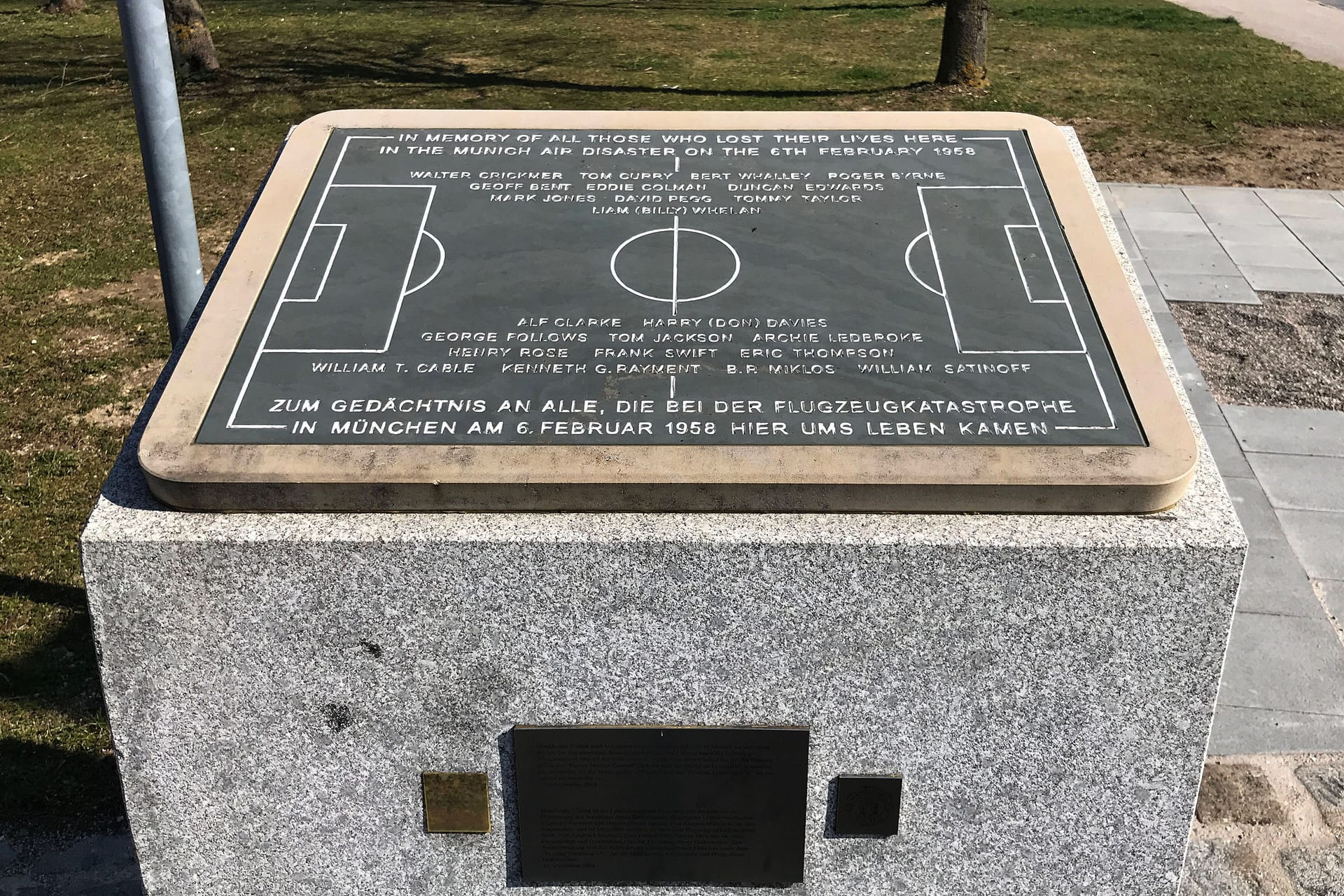 Der Gedenkstein am Manchesterplatz (Archivbild): Unter den Toten waren auch acht Spieler der "Red Devils".