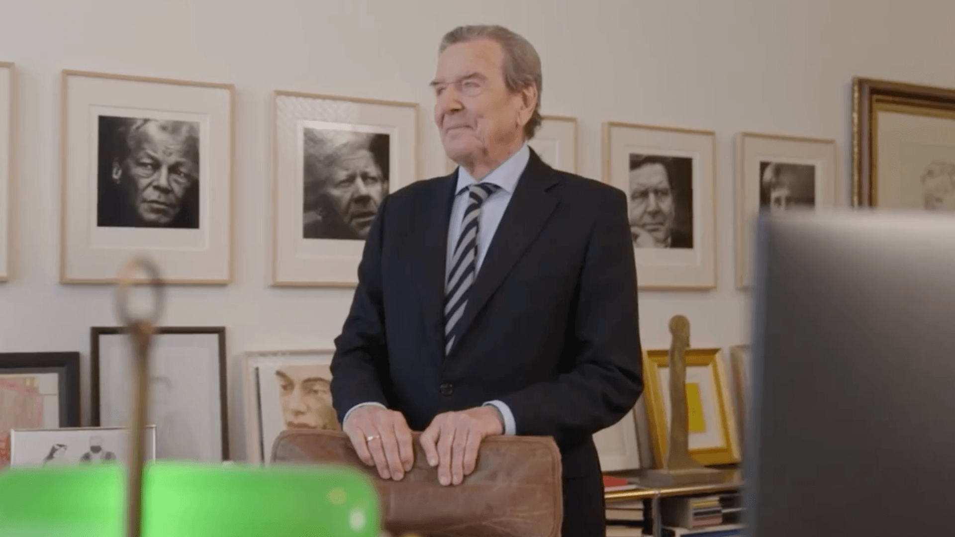 Gerhard Schröder in seinem Büro