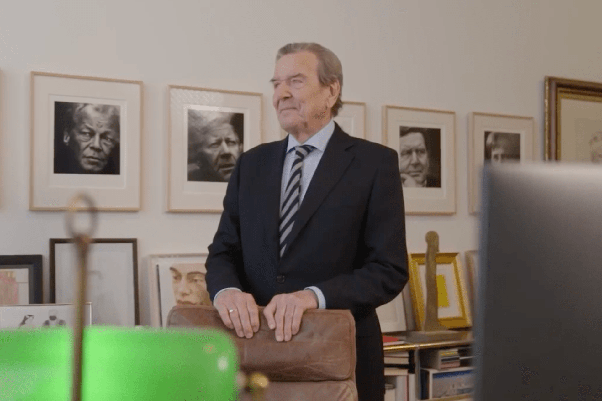 Gerhard Schröder in seinem Büro