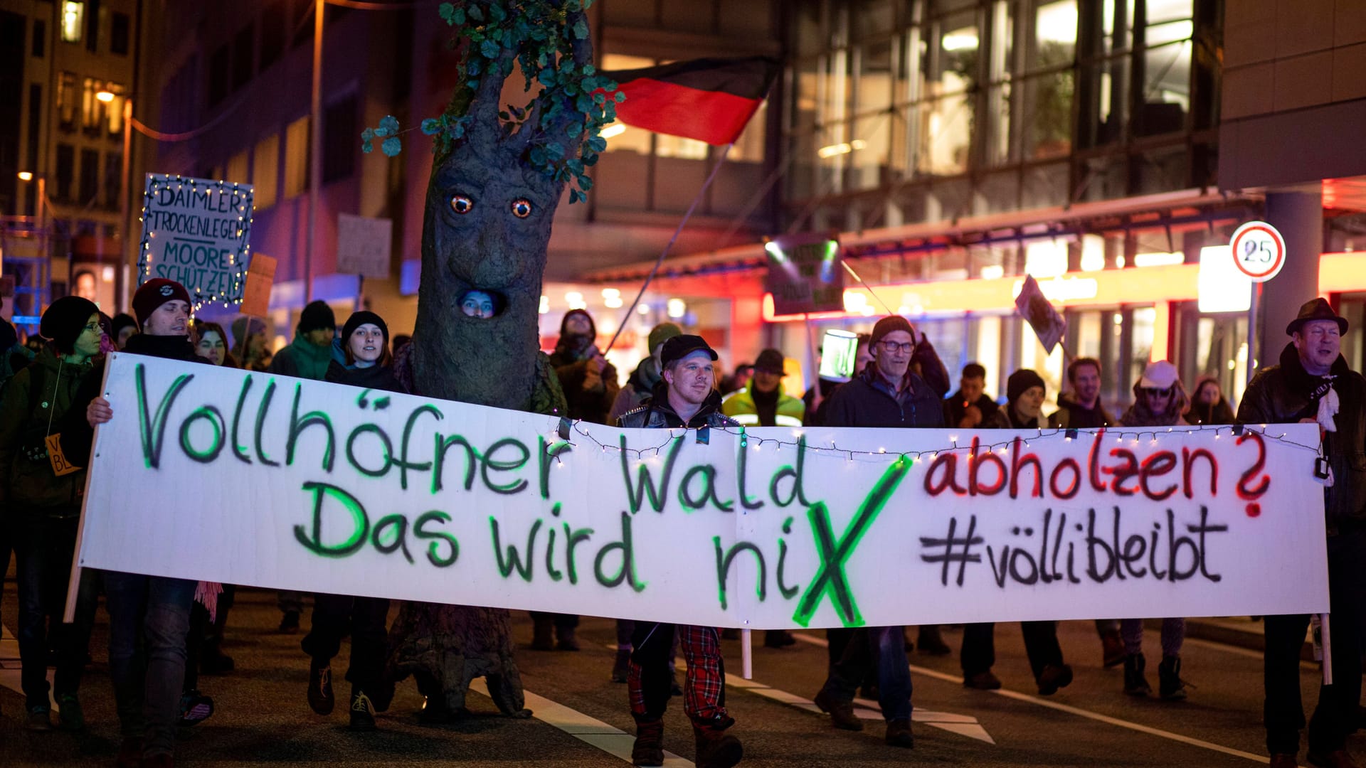 Demonstraion Rettet Hamburgs Wälder Unter dem Motto Rettet Hamburgs Wälder demonstrierten rund 500 Menschen am 14.02.2020 in Hamburg.