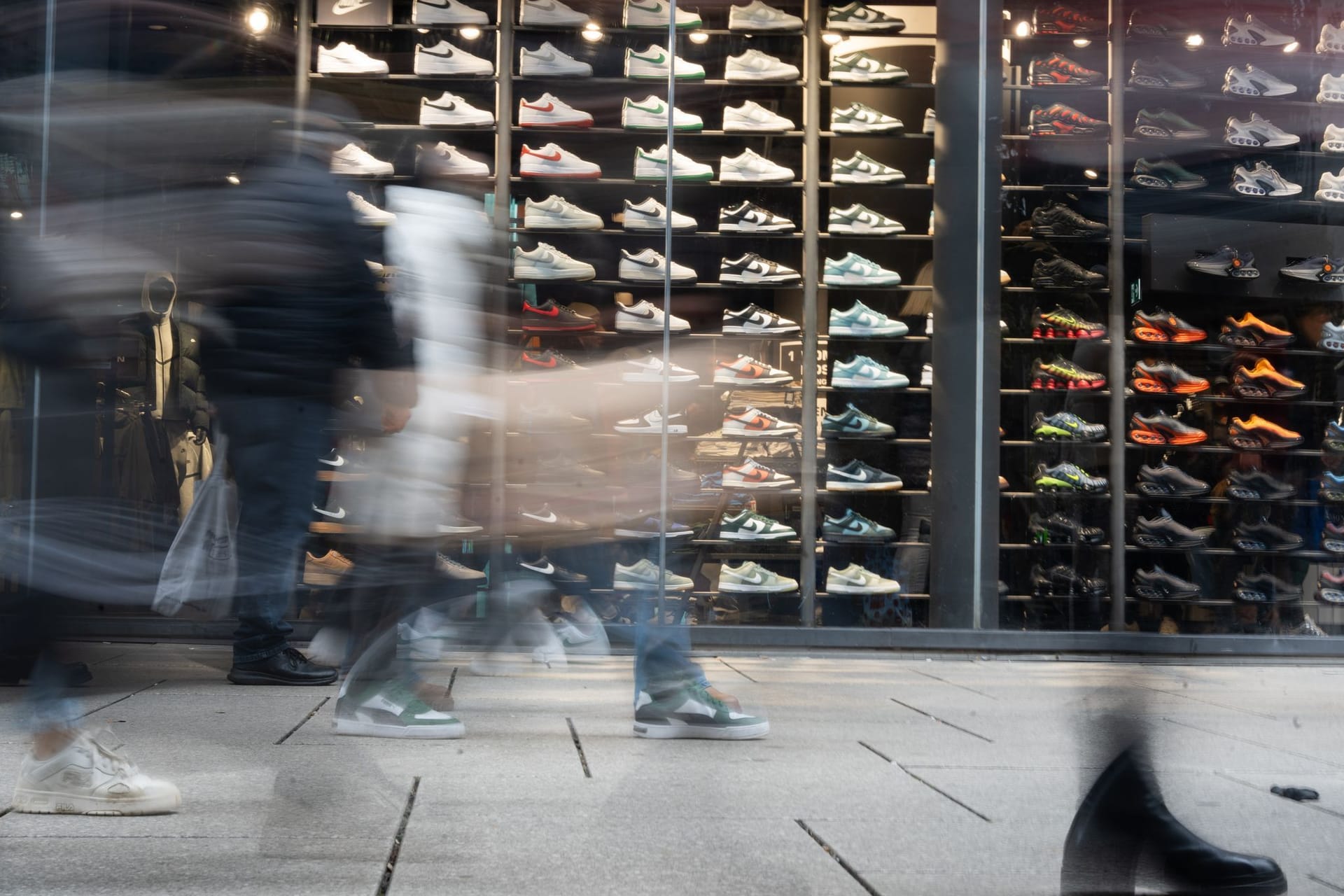 Shopping auf der Frankfurter Einkaufsstraße Zeil