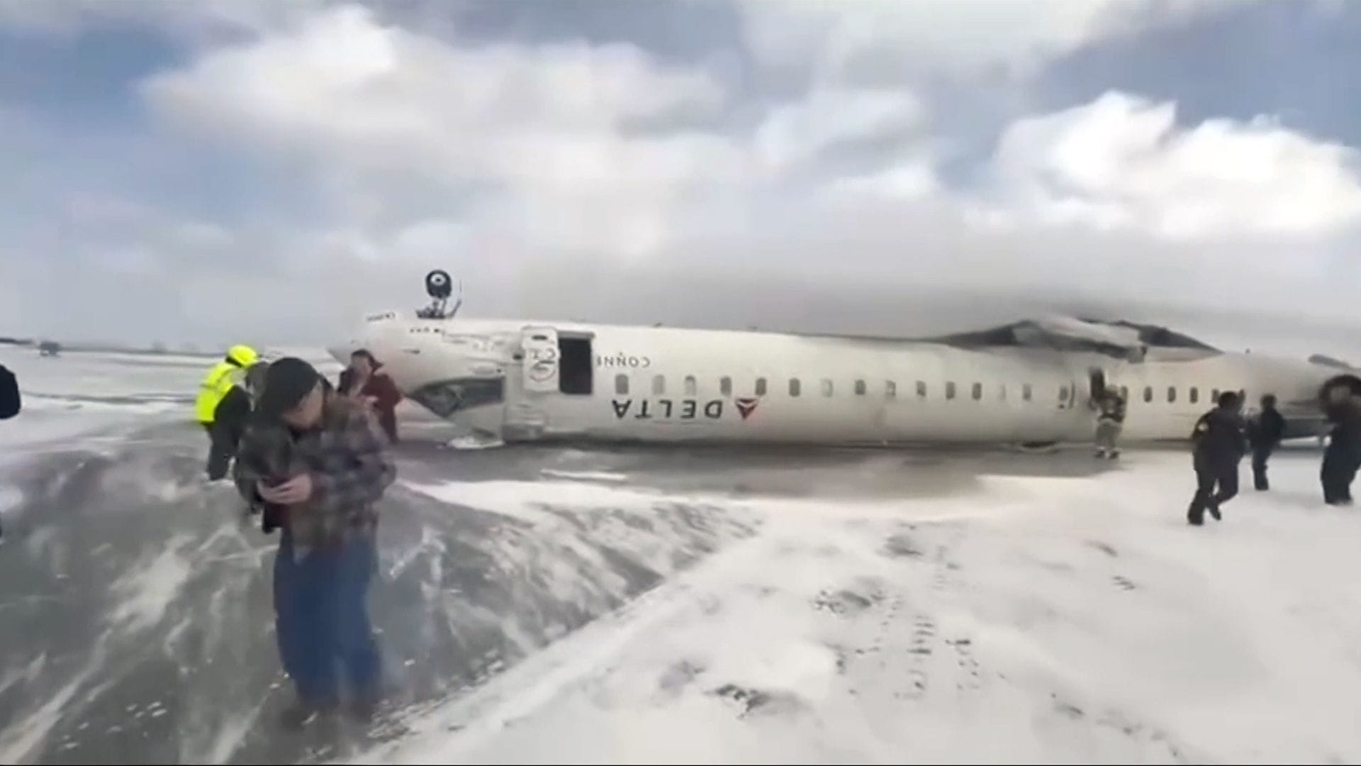 Der Jet liegt auf dem Rücken: Alle Passagiere konnten sich aus dem Inneren retten.