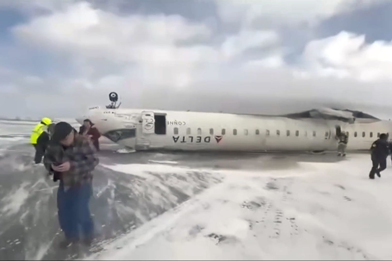 Der Jet liegt auf dem Rücken: Alle Passagiere konnten sich aus dem Inneren retten.