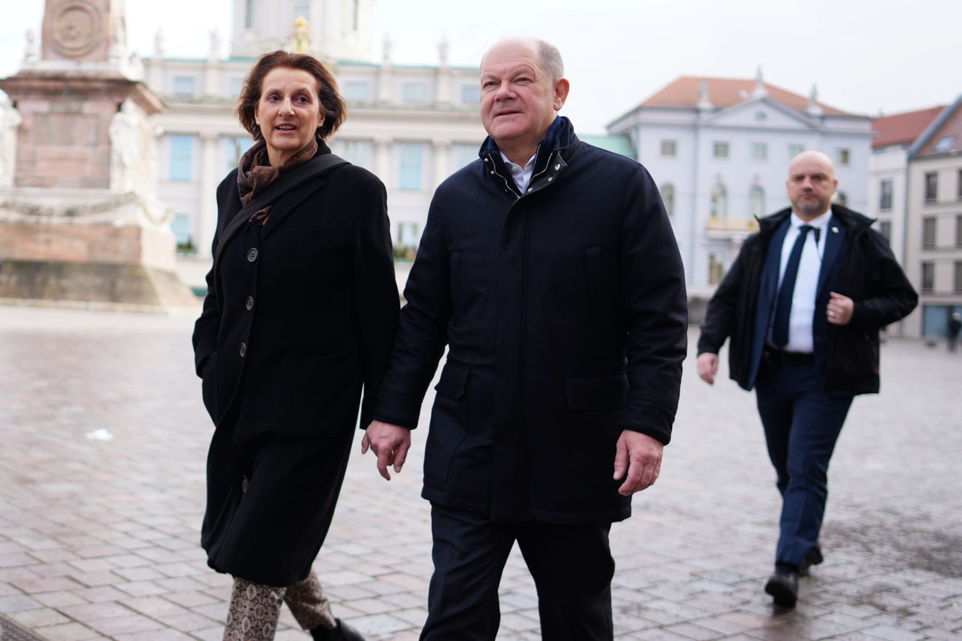 Potsdam: Bundeskanzler Olaf Scholz und seine Frau Britta Ernst gehen zu dem Wahllokal in der IHK.