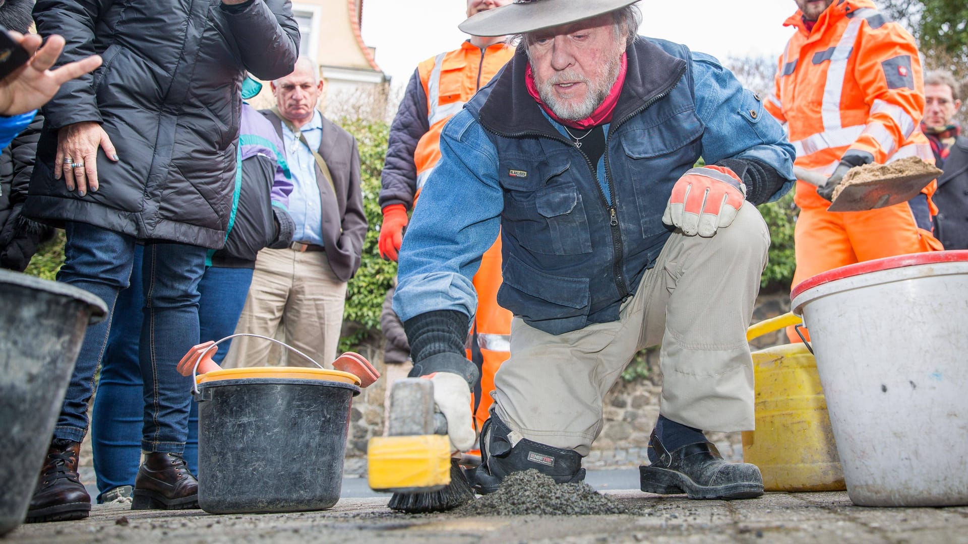 Gunter Demnig verlegt 2018 einen Stolperstein in Dresden: Mit diesem Projekt erhält der Künstler die Erinnerung an die Opfer des Nationalsozialismus im öffentlichen Raum lebendig.