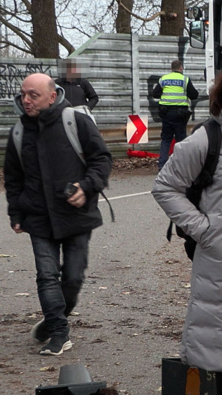 Auch TV-Star Bernhard Hoëcker saß im ICE, der in Hamburg-Rönneburg mit einem Lkw kollidiert ist.