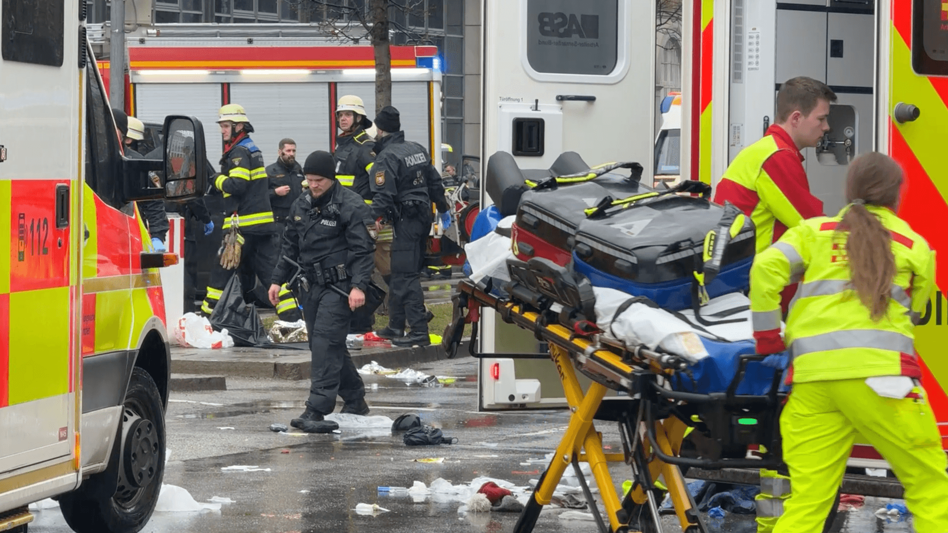 Mit einem Großaufgebot ist die Polizei vor Ort, Sanitäter kümmern sich um die Verletzten.