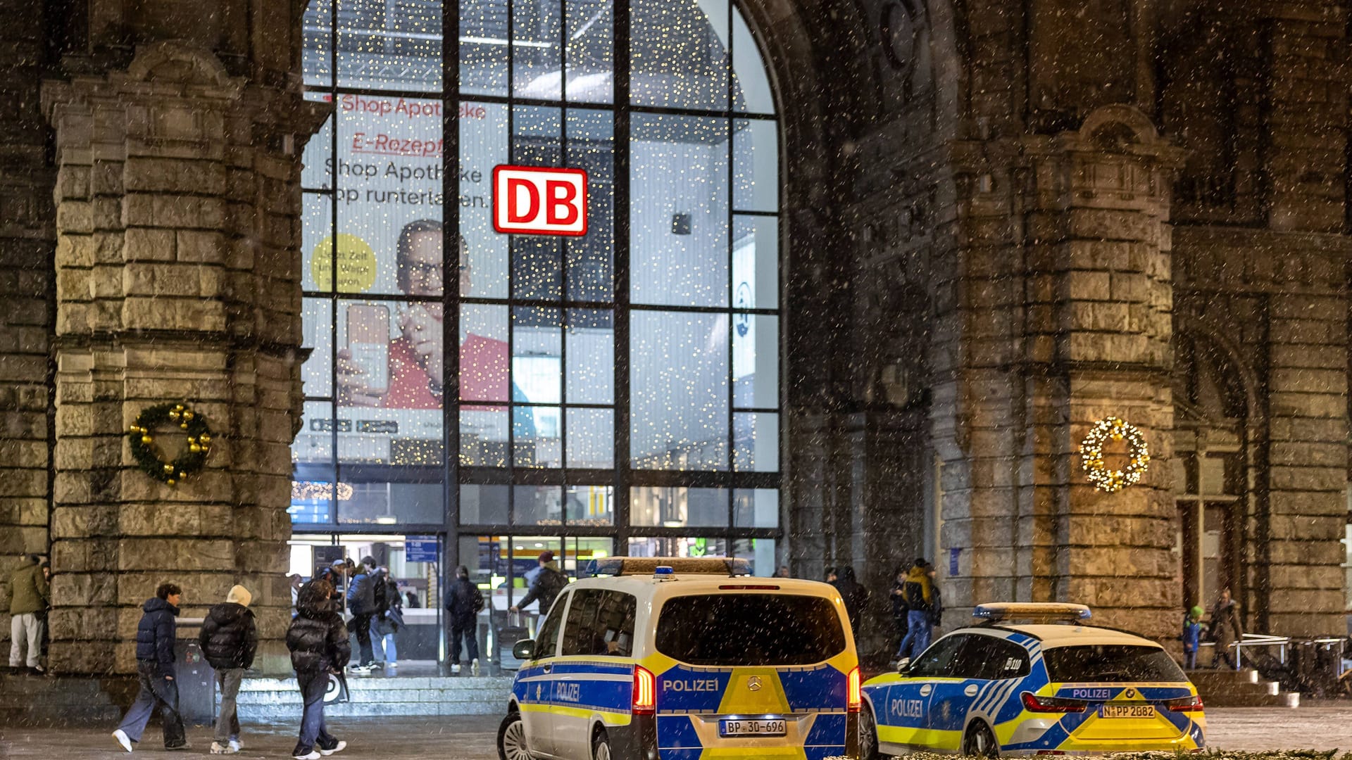 Polizeiautos vor dem Nürnberger Hauptbahnhof (Archivbild): Die Hintergründe der Tat sind noch vollkommen unklar.