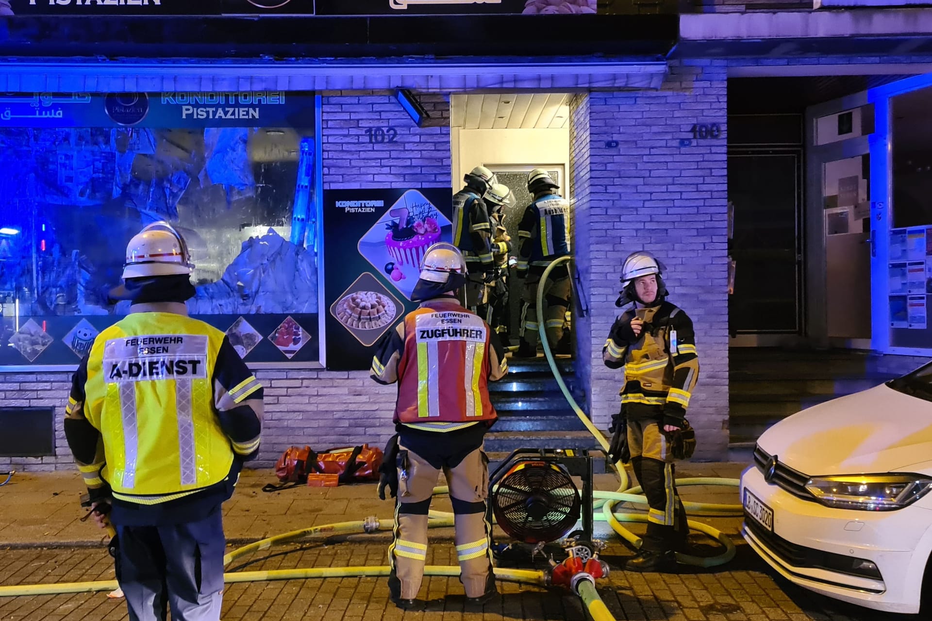 Zu einem Großeinsatz rückte in Essen die Feuerwehr in der Nacht von Montag auf Dienstag aus.