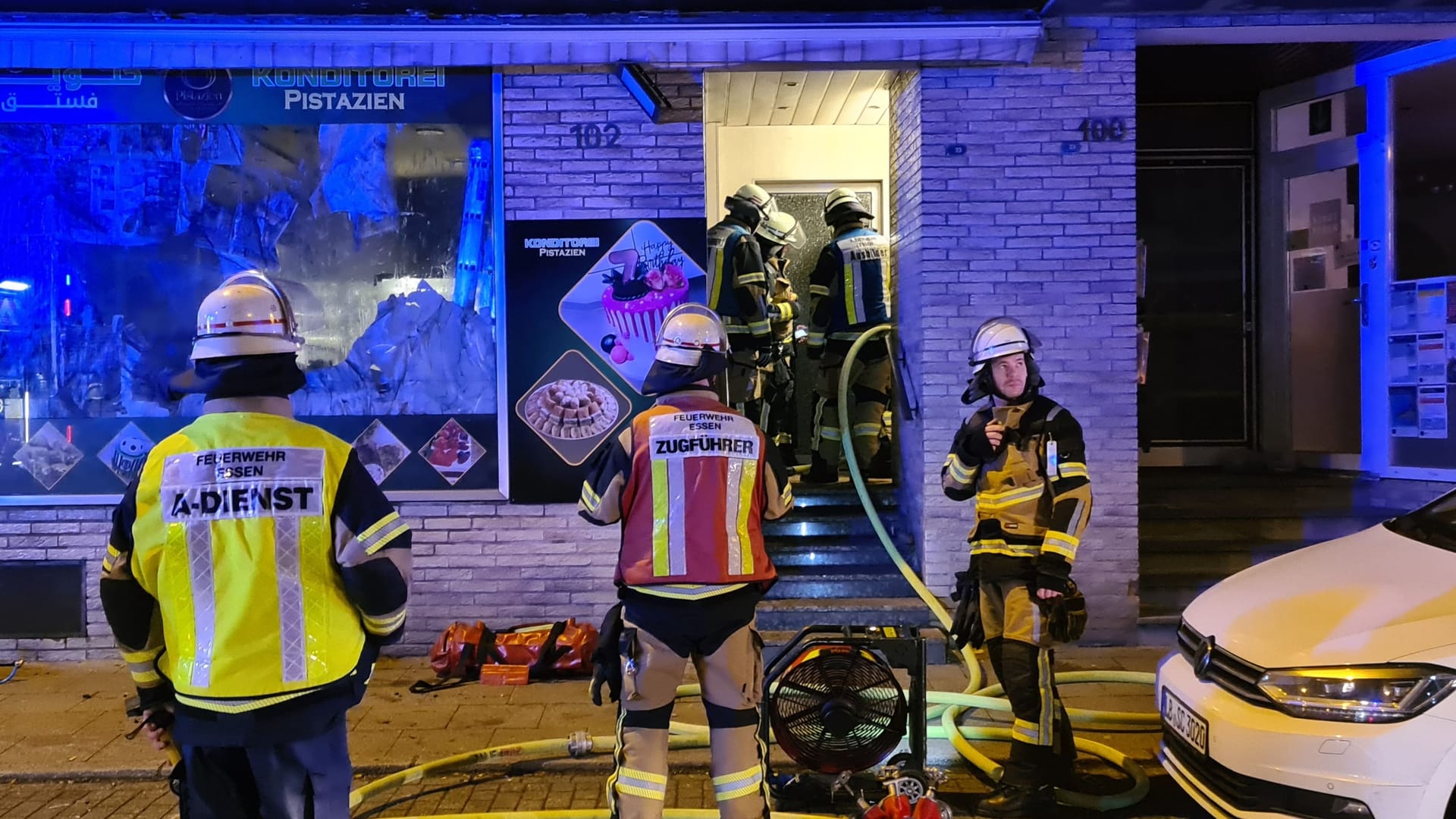 Zu einem Großeinsatz rückte in Essen die Feuerwehr in der Nacht von Montag auf Dienstag aus.