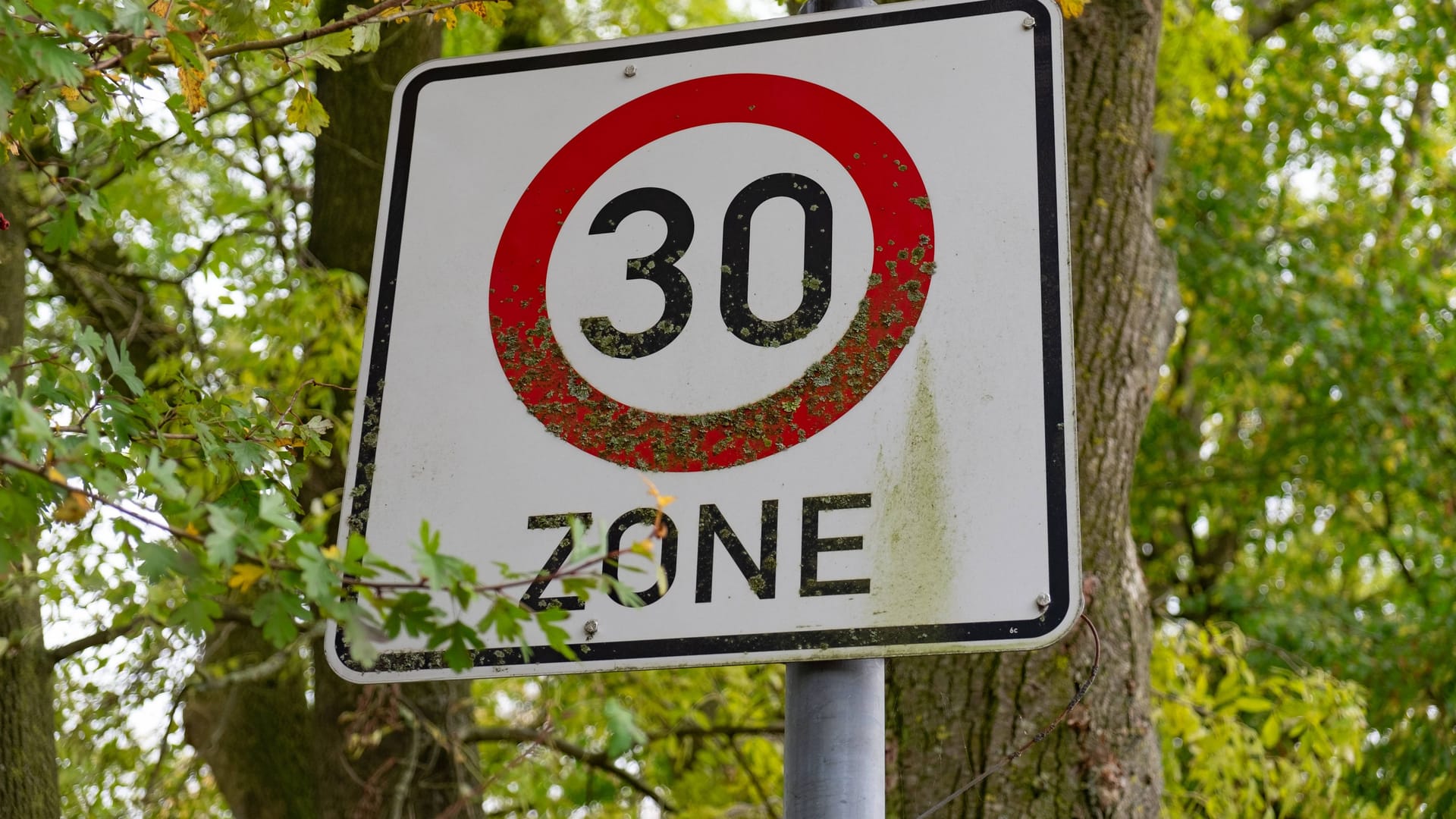 Ein Schild weist auf eine Tempo-30-Zone hin (Symbolbild): In Berlin könnte das Geschwindigkeitslimit auf einigen Straßen bald kippen.