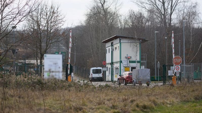 Blick auf die Einfahrt eines Abfallentsorgers. Auf dem Gelände wurde ein toter Säugling gefunden. Es besteht der Verdacht, dass das Baby getötet und die Leiche im Müll entsorgt wurde, teilten die Staatsanwaltschaft Dresden und die Polizeidirektion Dresden mit.