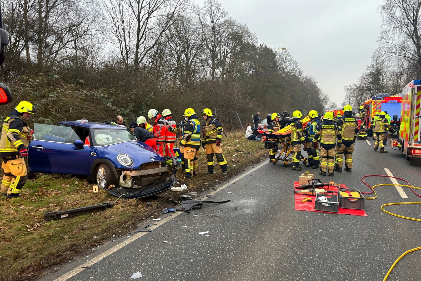 Pinneberg - Schwerer Frontalzusammenstoß zweier Autos - 4 verletzte - laufende reanimation