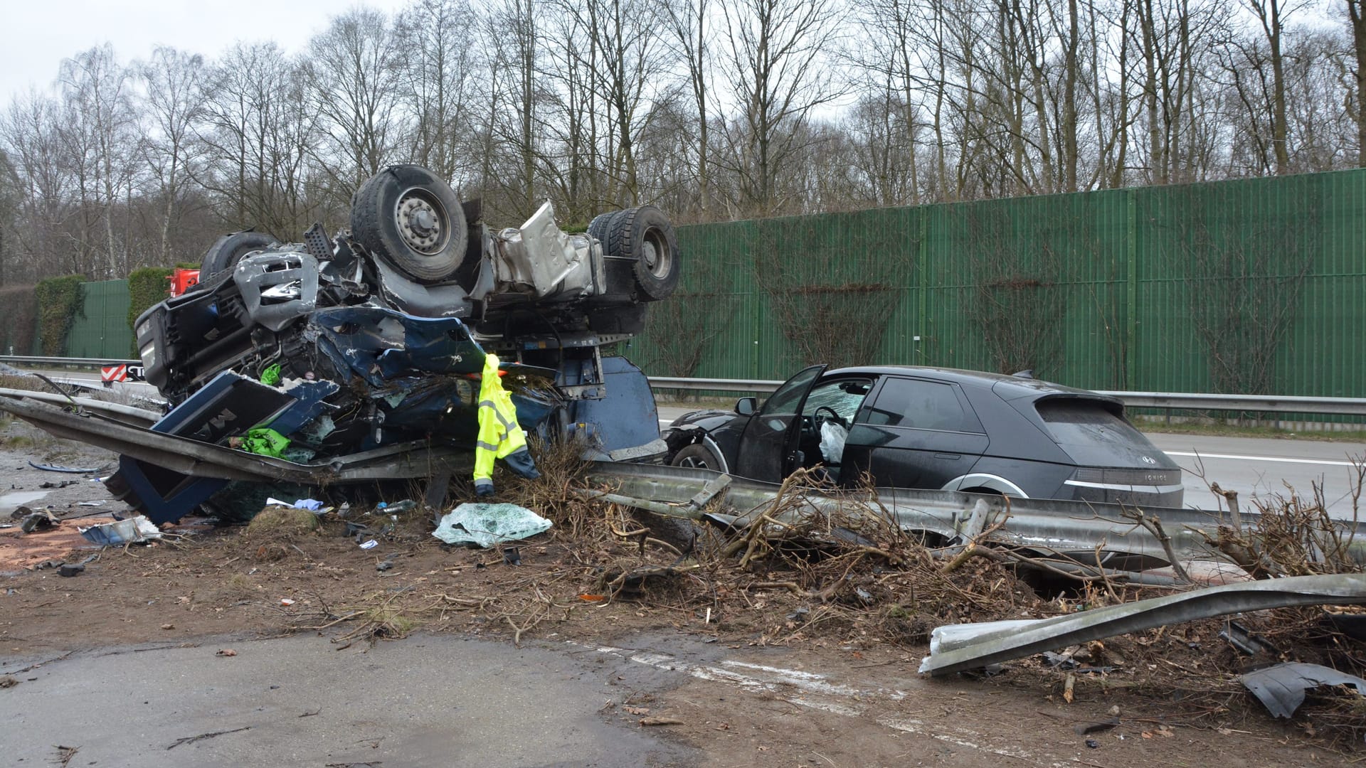 Der Lkw krachte in die Mittelschutzplanke.