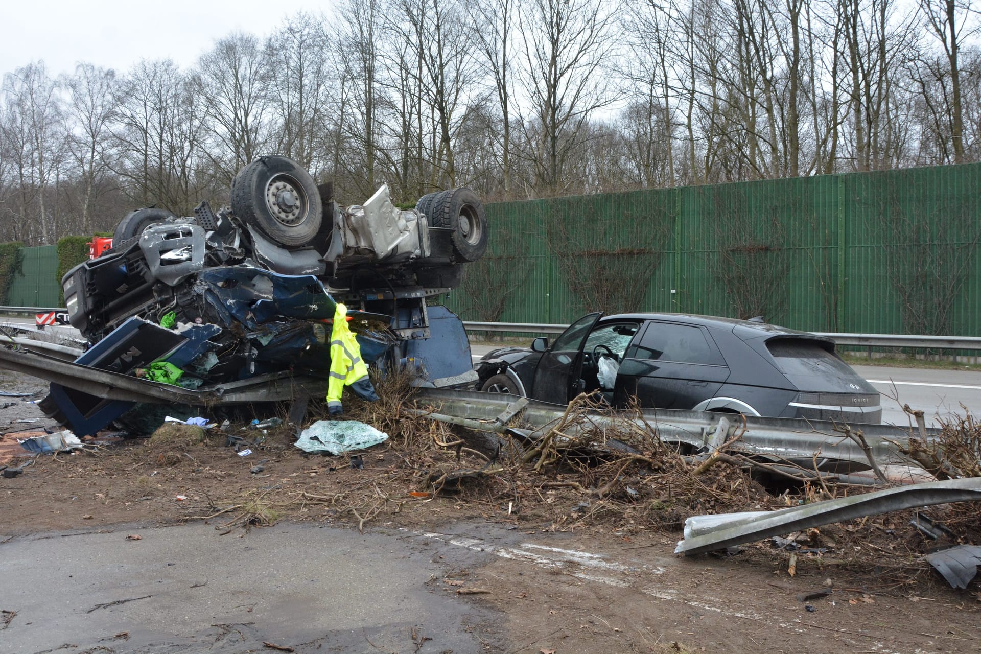 Der Lkw krachte in die Mittelschutzplanke.