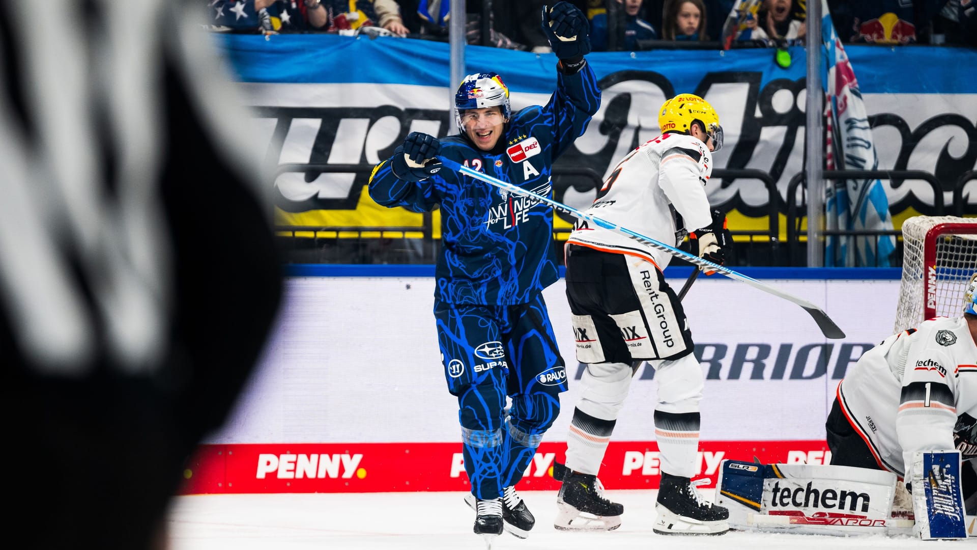 Yasin Ehliz von Red Bull München feiert seinen ersten Treffer gegen die Löwen Frankfurt: Der deutsche Nationalspieler läuft seit mehr als sechs Jahren für den EHC auf.