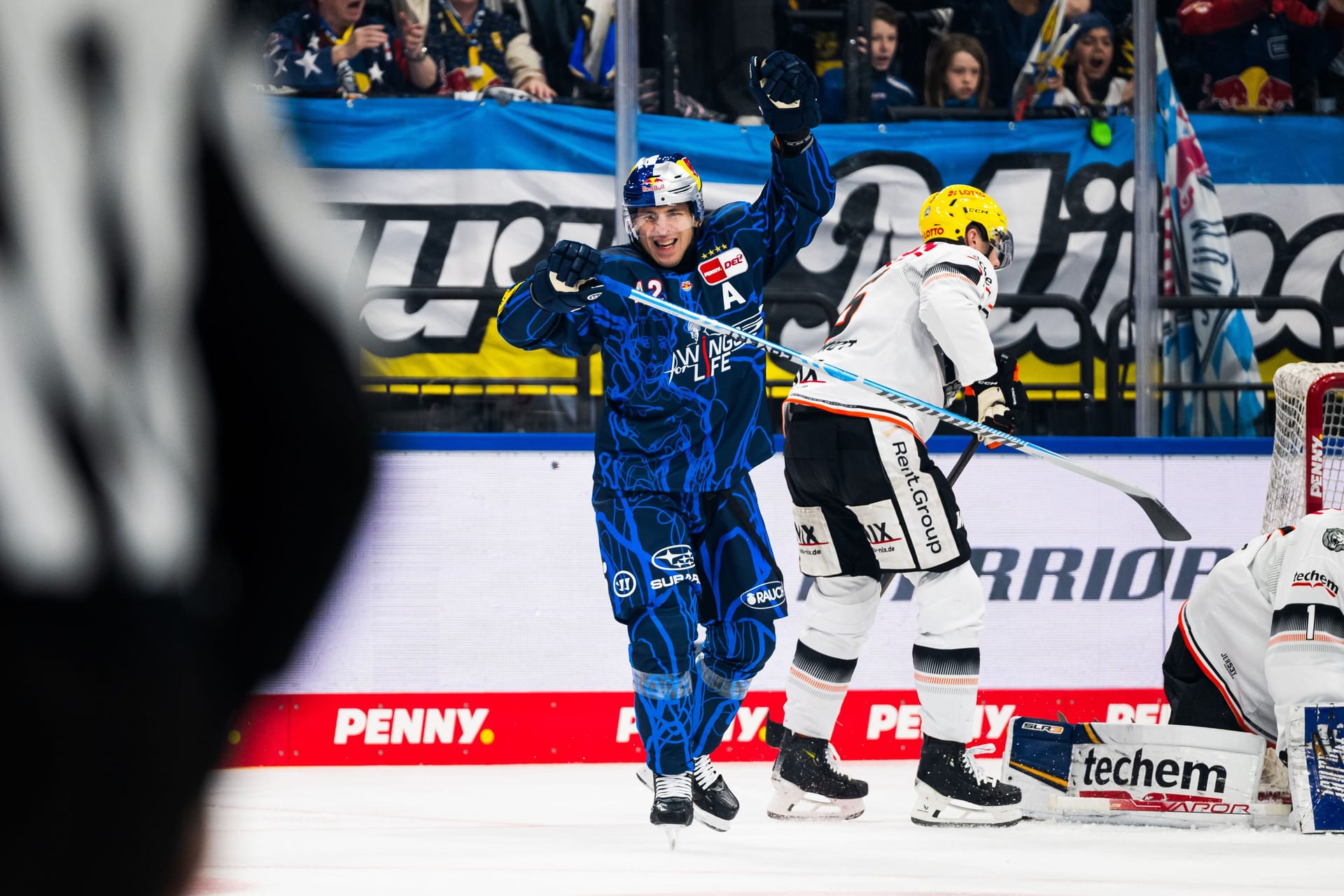 Yasin Ehliz von Red Bull München feiert seinen ersten Treffer gegen die Löwen Frankfurt: Der deutsche Nationalspieler läuft seit mehr als sechs Jahren für den EHC auf.