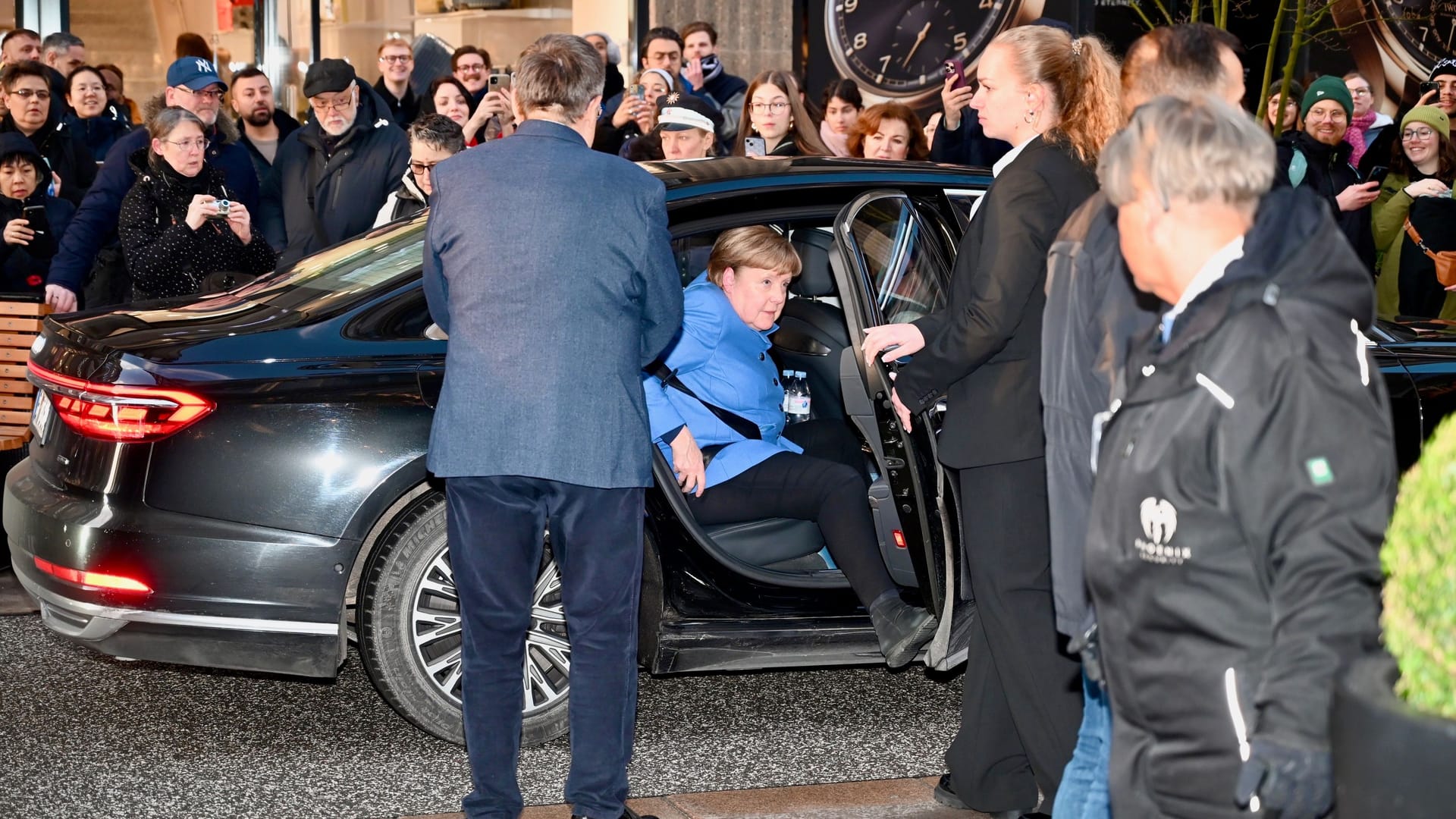 Im blauen Blazer steigt Angela Merkel aus einer dunklen Limousine. Schnurstracks ging es danach in die Buchhandlung – die wartenden Fotografen ließ die 70-Jährige einfach stehen.