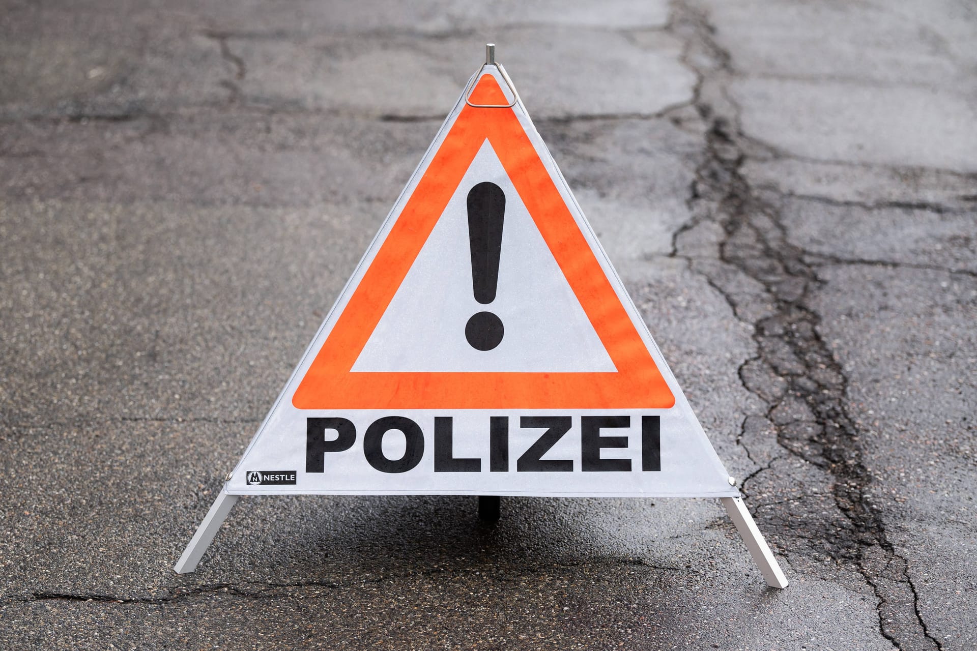 Ein Faltsignal mit der Aufschrift Polizei steht auf einer Straße. Unterkirnach Baden-Württemberg Deutschland