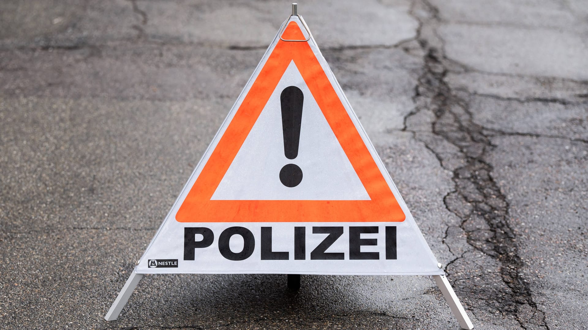 Ein Faltsignal mit der Aufschrift Polizei steht auf einer Straße. Unterkirnach Baden-Württemberg Deutschland