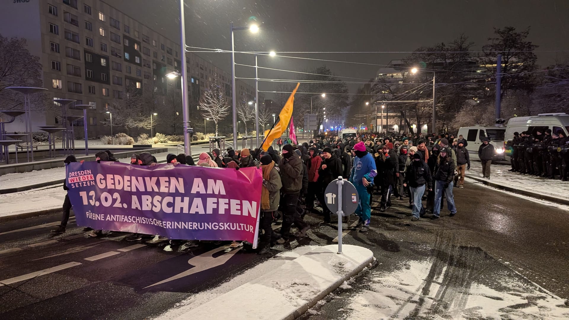 Der Demozug aus der Neustadt auf dem Weg zum Rathaus.