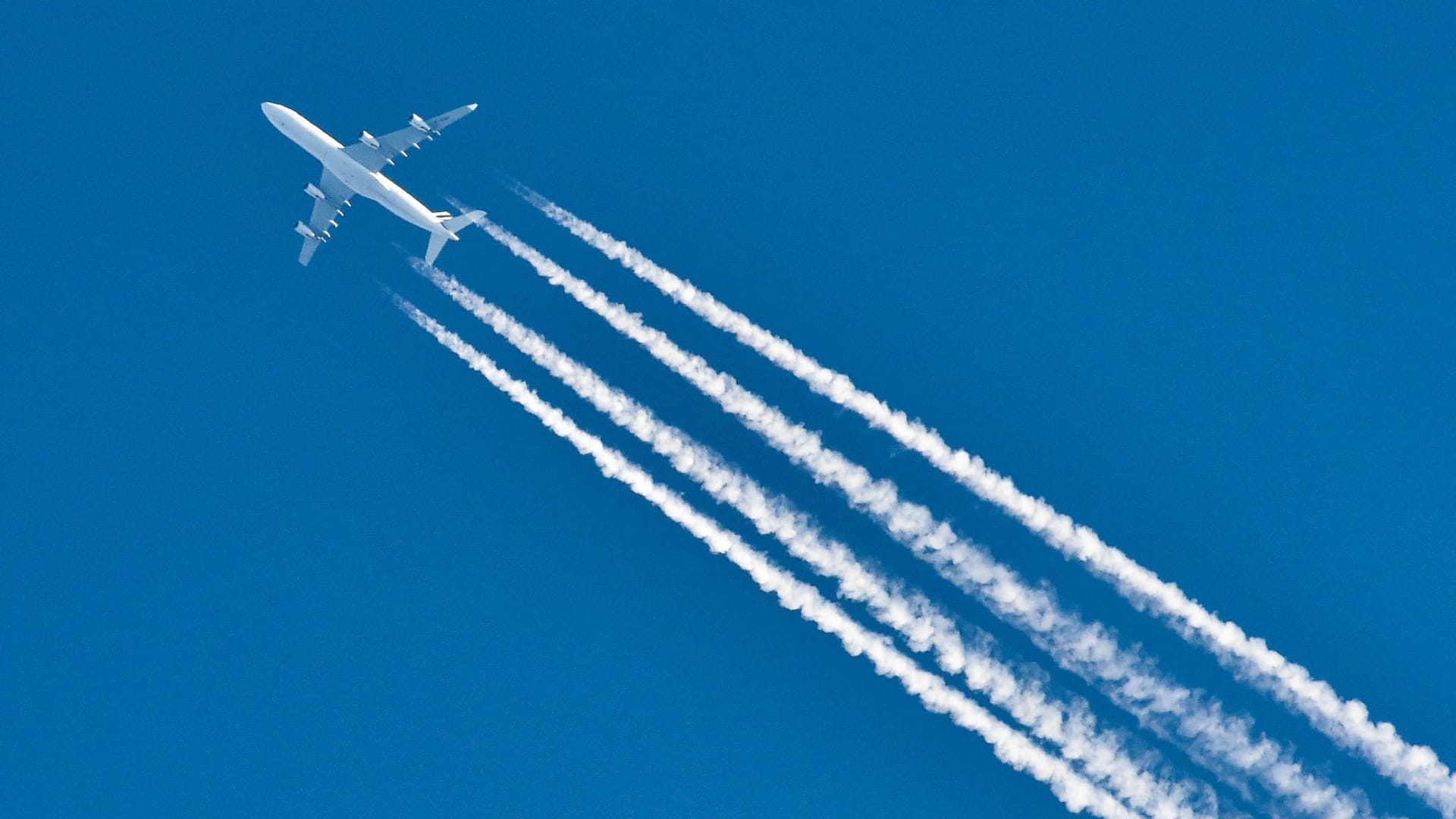 Flugzeug am Himmel