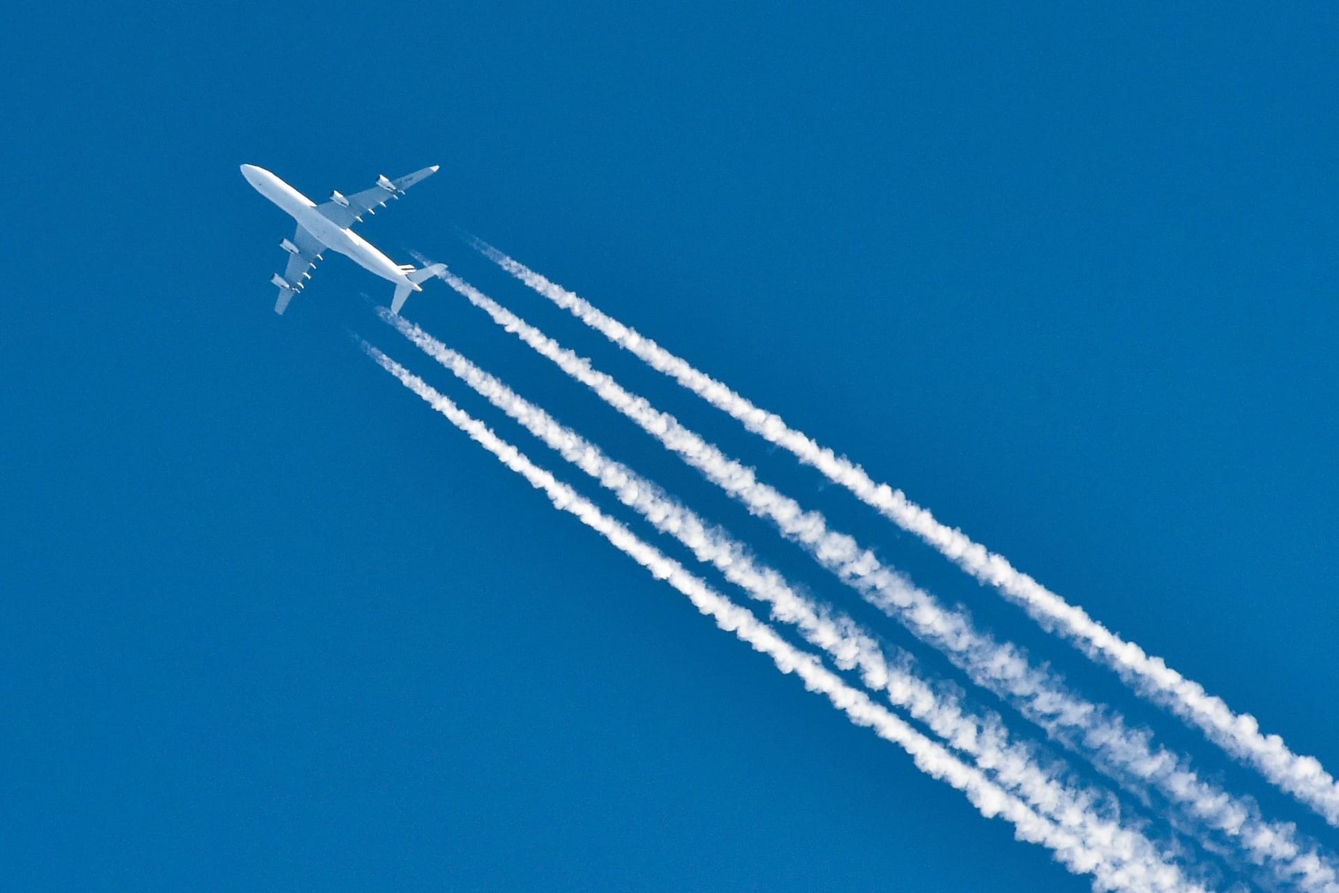 Flugzeug am Himmel