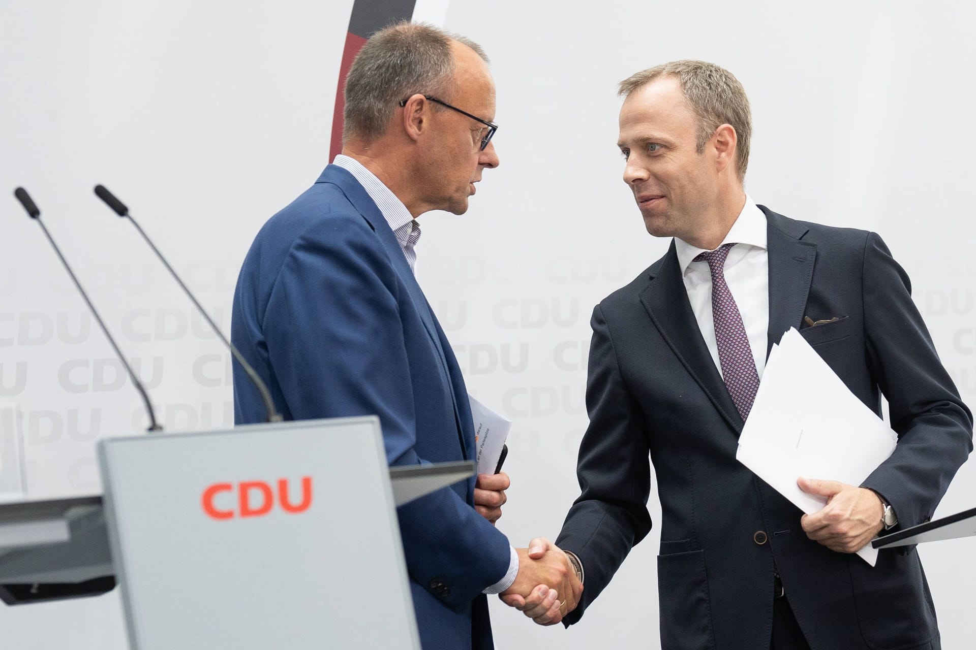 CDU Deutschlands Gremiensitzungen im Konrad-Adenauer-Haus in Berlin Pressekonferenz nach Gremiensitzungen Friedrich Merz, Parteivorsitzender, mit Mario Czaja, ehemaliger GeneralsekretärCDU Deutschlands Gremiensitzungen im Konrad-Adenauer-Haus in Berlin Pressekonferenz nach Gremiensitzungen Friedrich Merz, Parteivorsitzender, mit Mario Czaja, ehemaliger Generalsekretär,