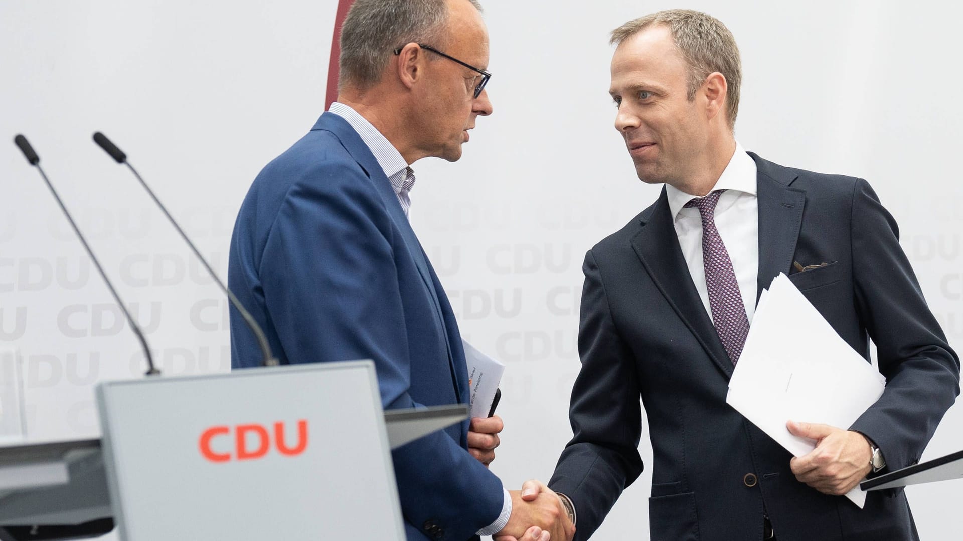 CDU Deutschlands Gremiensitzungen im Konrad-Adenauer-Haus in Berlin Pressekonferenz nach Gremiensitzungen Friedrich Merz, Parteivorsitzender, mit Mario Czaja, ehemaliger GeneralsekretärCDU Deutschlands Gremiensitzungen im Konrad-Adenauer-Haus in Berlin Pressekonferenz nach Gremiensitzungen Friedrich Merz, Parteivorsitzender, mit Mario Czaja, ehemaliger Generalsekretär,