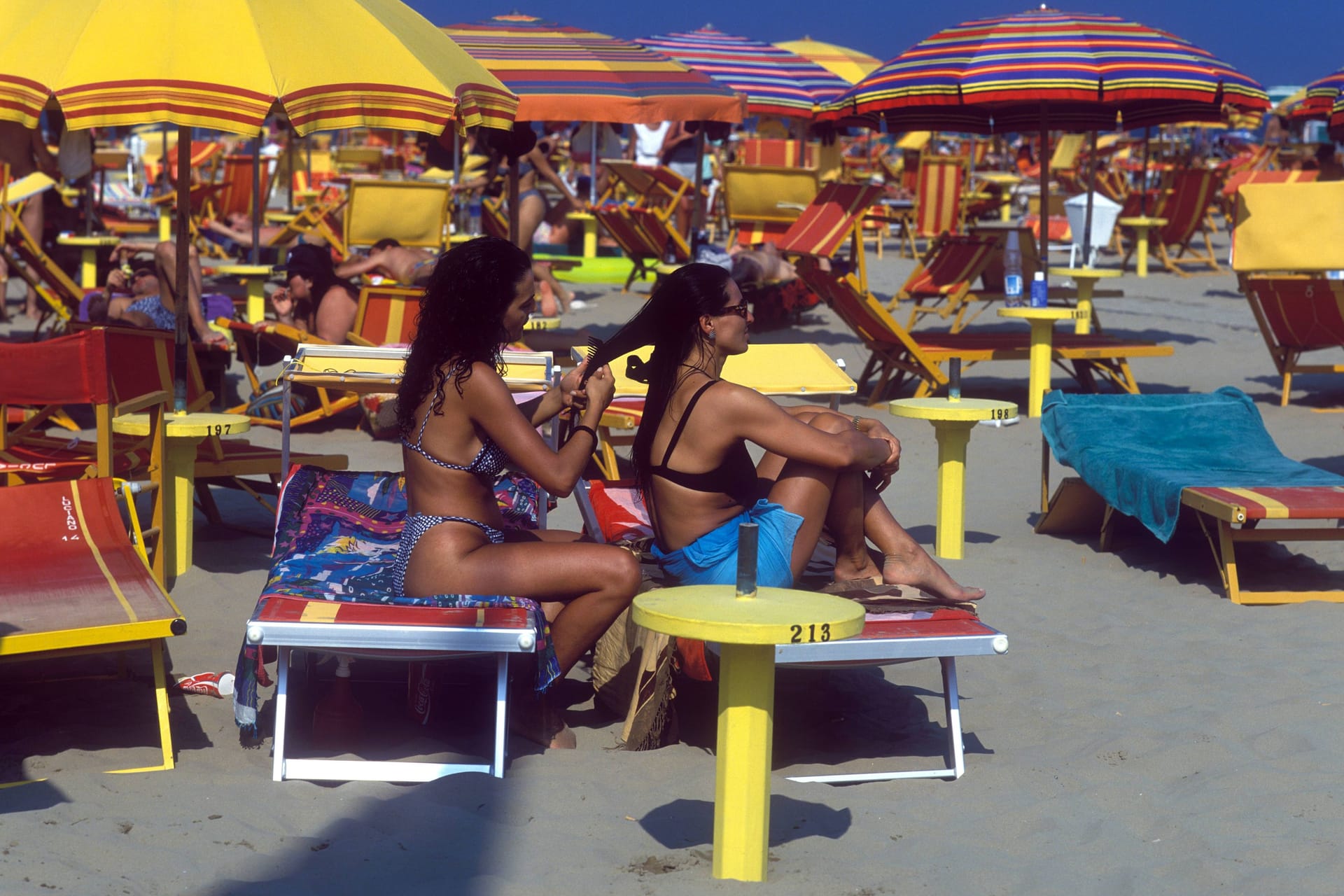 Frauen in Bikinis auf Liegen am Strand von Rimini - Italien