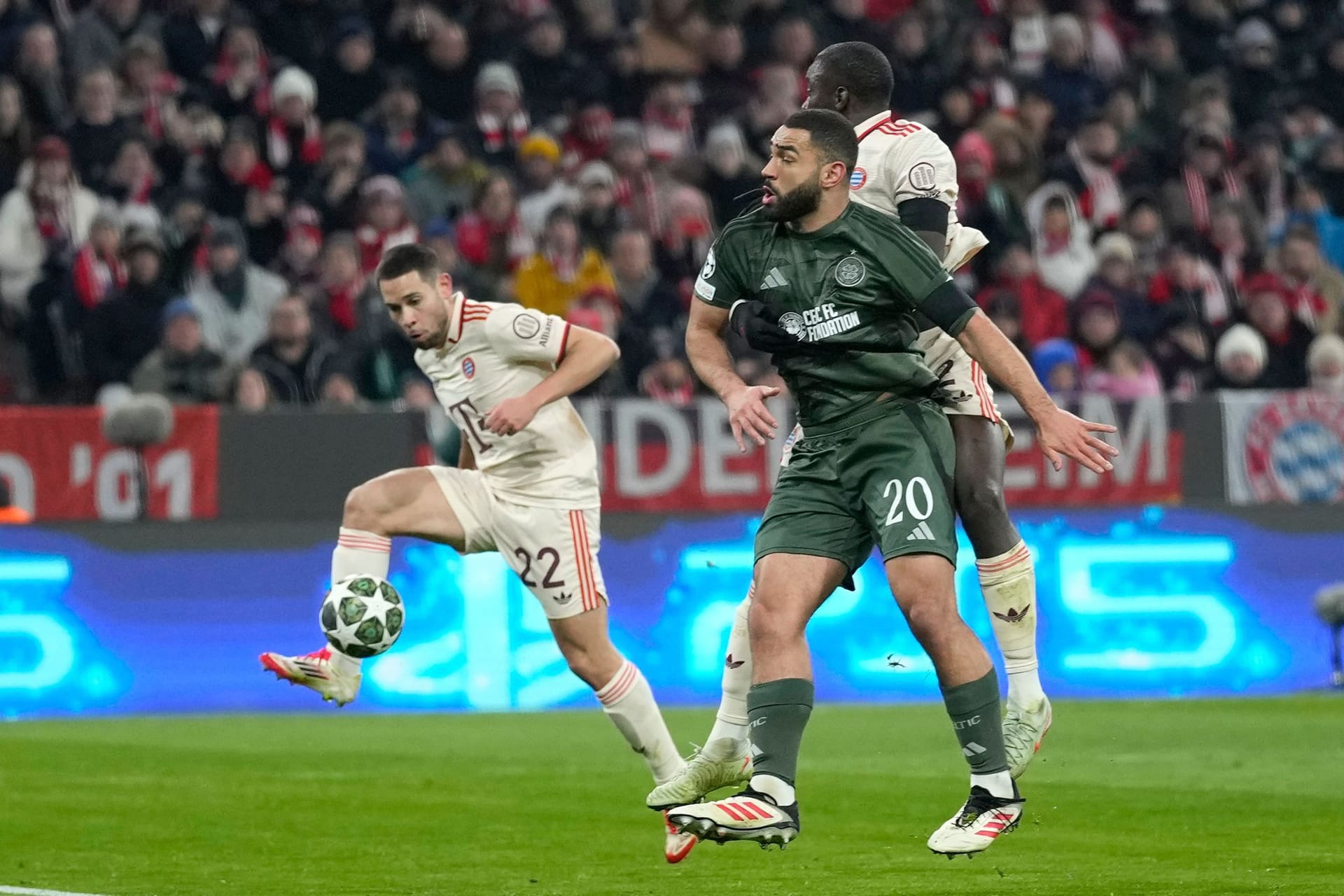 Raphaël Guerreiro: Rettete für den bereits geschlagenen Neuer auf der Linie (16.). Traf den Ball bei seinem Volleyversuch nicht richtig (22.). Auch ansonsten klappte nach vorne nicht viel. Beim 0:1 völlig orientierungslos. Note 5