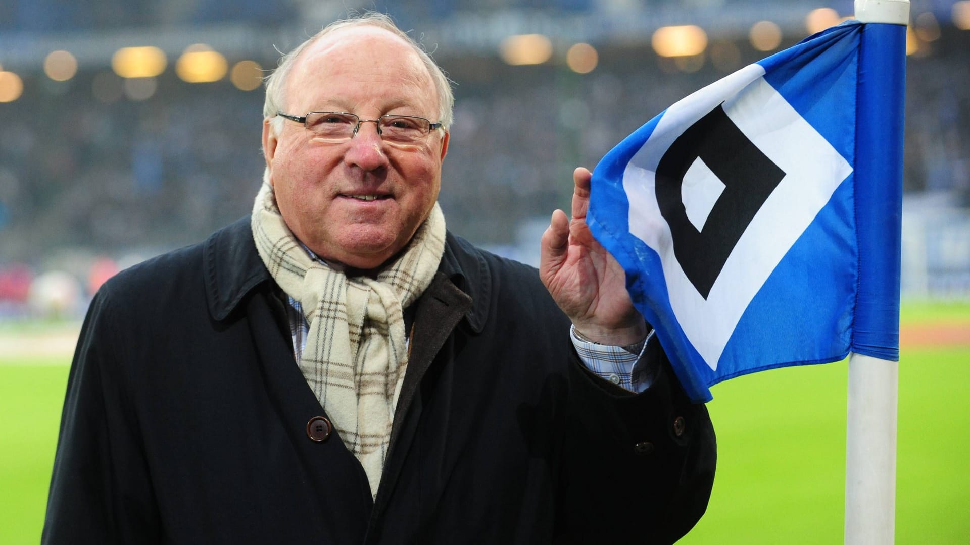 Uwe Seeler im Volksparkstadion (Archivbild): Das HSV-Idol gehörte 1963 zu den größten Attraktionen der jungen Bundesliga.