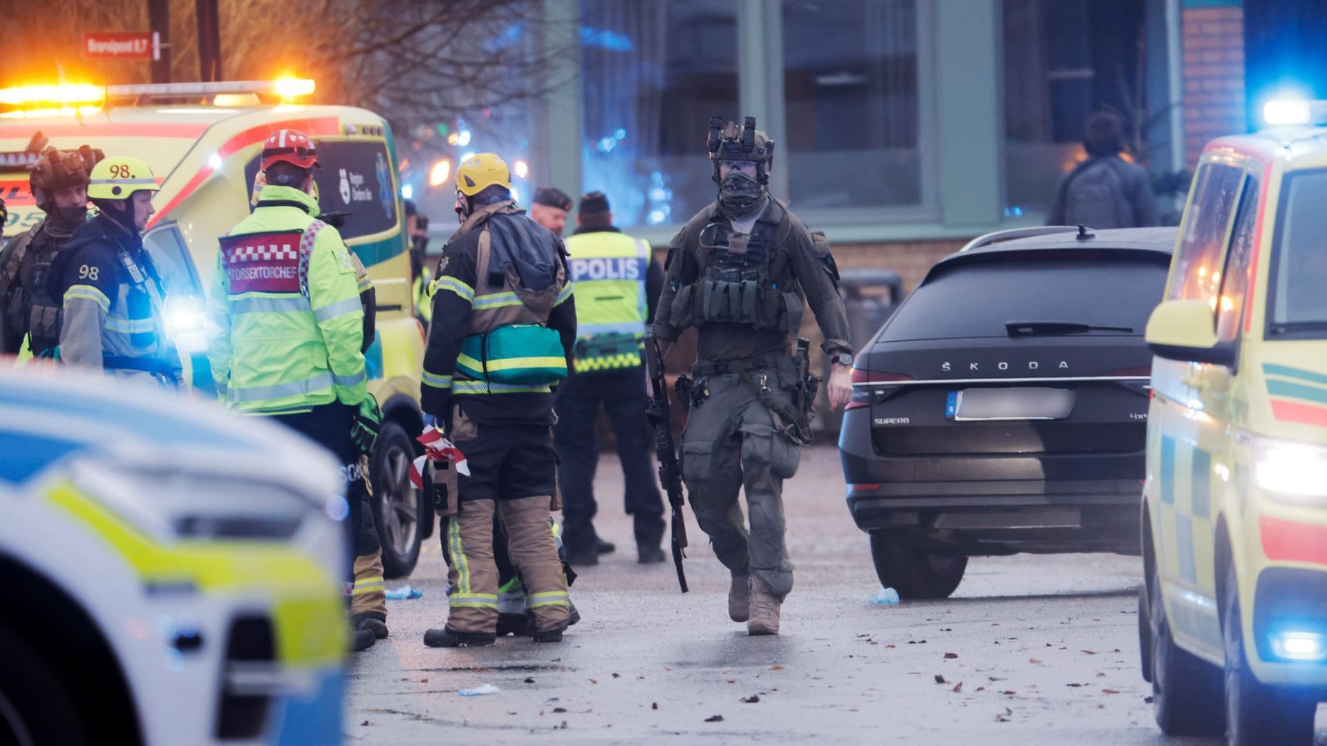 Örebro am Dienstag: Rettungskräfte und schwer bewaffnete Polizsiten vor der Risbergska-Schule.