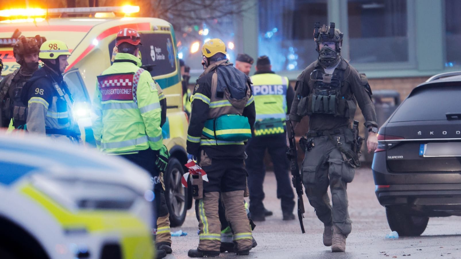 Örebro am Dienstag: Rettungskräfte und schwer bewaffnete Polizsiten vor der Risbergska-Schule.