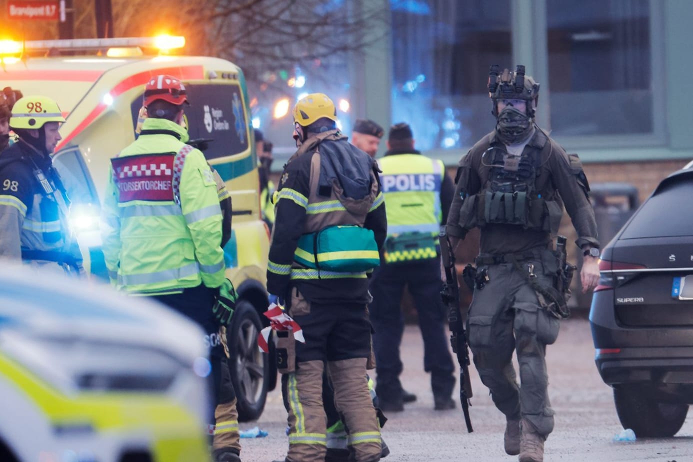 Örebro am Dienstag: Rettungskräfte und schwer bewaffnete Polizsiten vor der Risbergska-Schule.