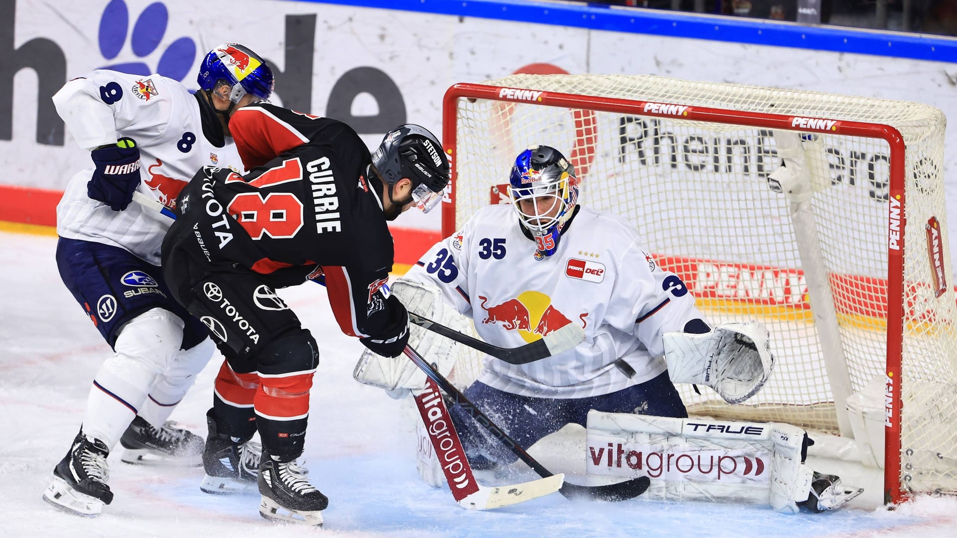 Der EHC Red Bull gegen die Kölner Haie (Archivbild): Sollte es dieses Duell auch in den Playoffs geben, könnte es für die Münchner zu einer Änderung im Spielplan kommen.