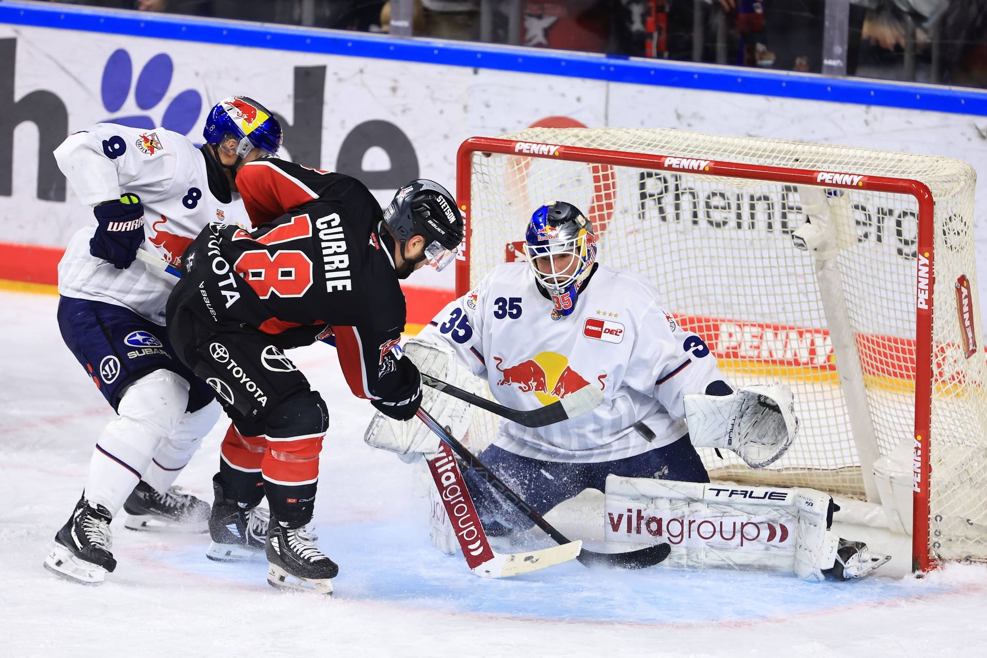 Der EHC Red Bull gegen die Kölner Haie (Archivbild): Sollte es dieses Duell auch in den Playoffs geben, könnte es für die Münchner zu einer Änderung im Spielplan kommen.