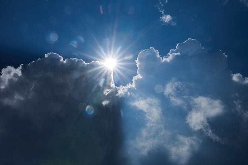 Die Sonne scheint am Rand von dunklen Wolken: Bis zu 18 Grad erwartet der Deutsche Wetterdienst.