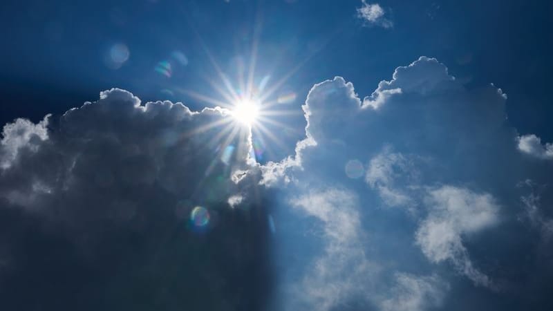 Die Sonne scheint am Rand von dunklen Wolken: Bis zu 18 Grad erwartet der Deutsche Wetterdienst.