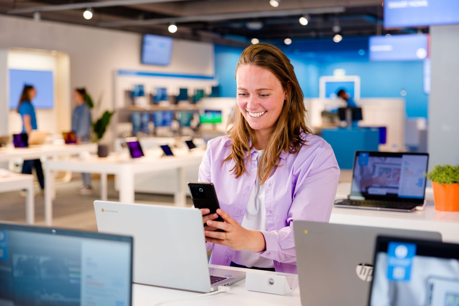 Eine Frau steht in einem Technikgeschäft (Symbolbild): Coolblue eröffnet in Hamburg einen neuen Store.