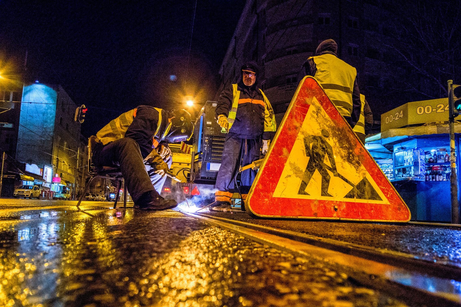 Baustellenschild nachts auf der Fahrbahn