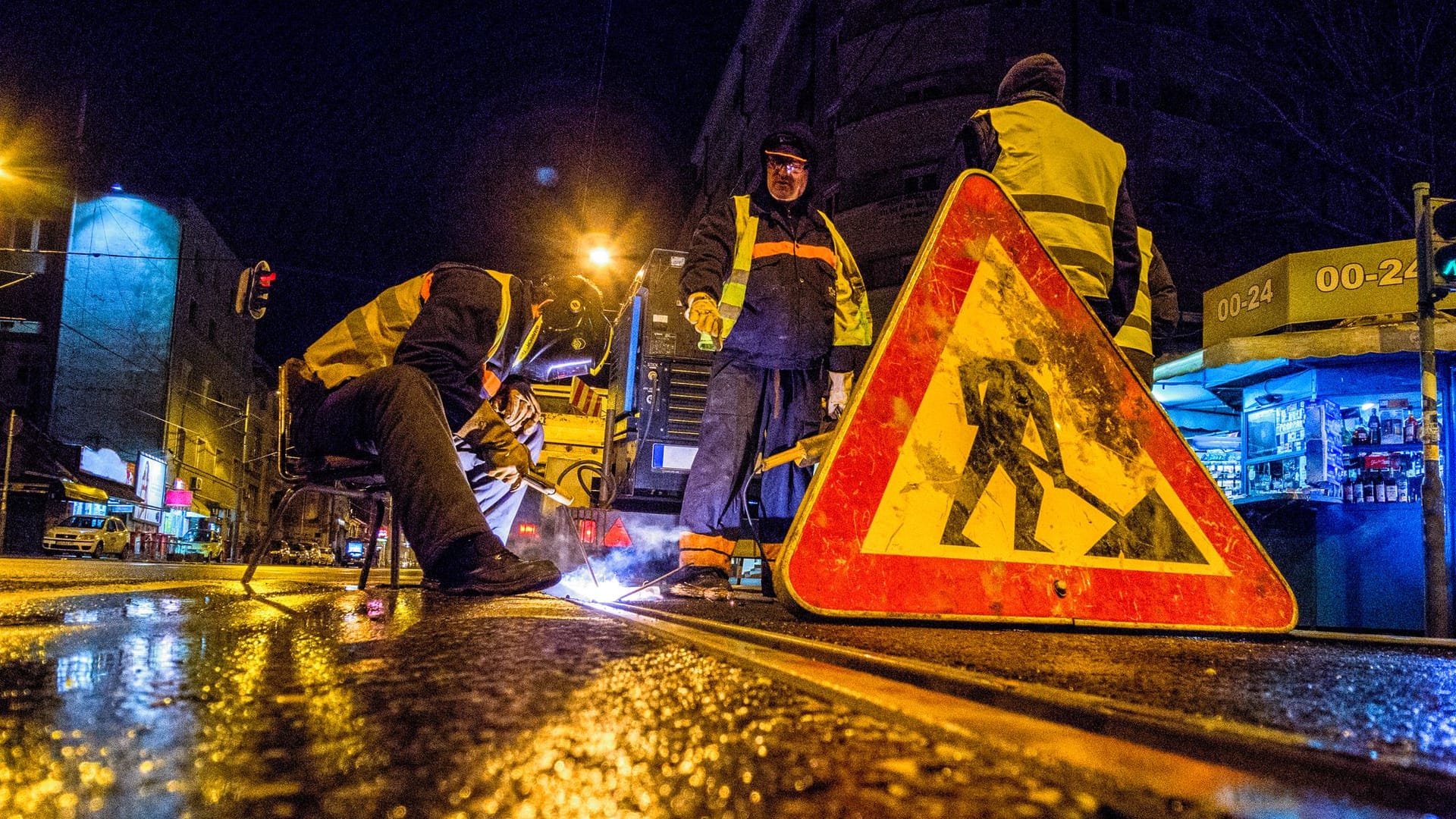 Baustellenschild nachts auf der Fahrbahn