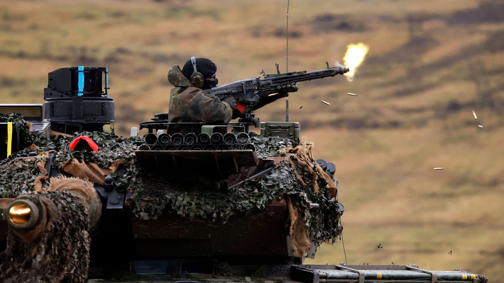 Ein Bundeswehrsoldat feuert aus einem Leopard-2-Kampfpanzer: Die Uniform durfte Ben R. bereits seit Jahren nicht mehr tragen.