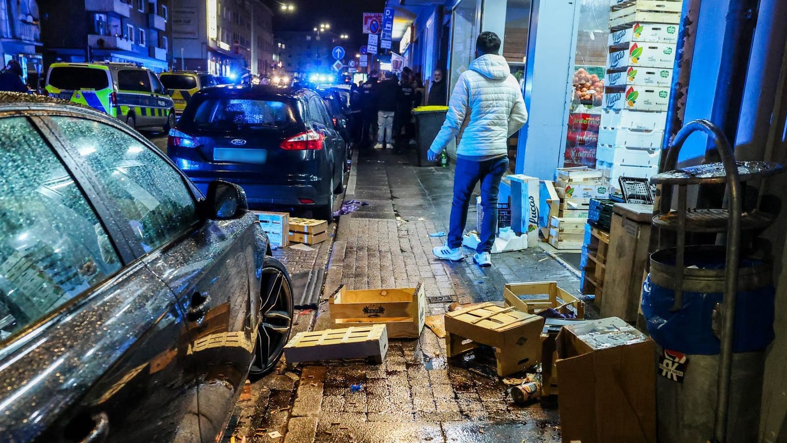 Wuppertal: Vor einem arabischen Supermarkt in Wuppertal-Barmen liegen nach einer Massenschlägerei zerstörte Holzkisten auf dem Boden.