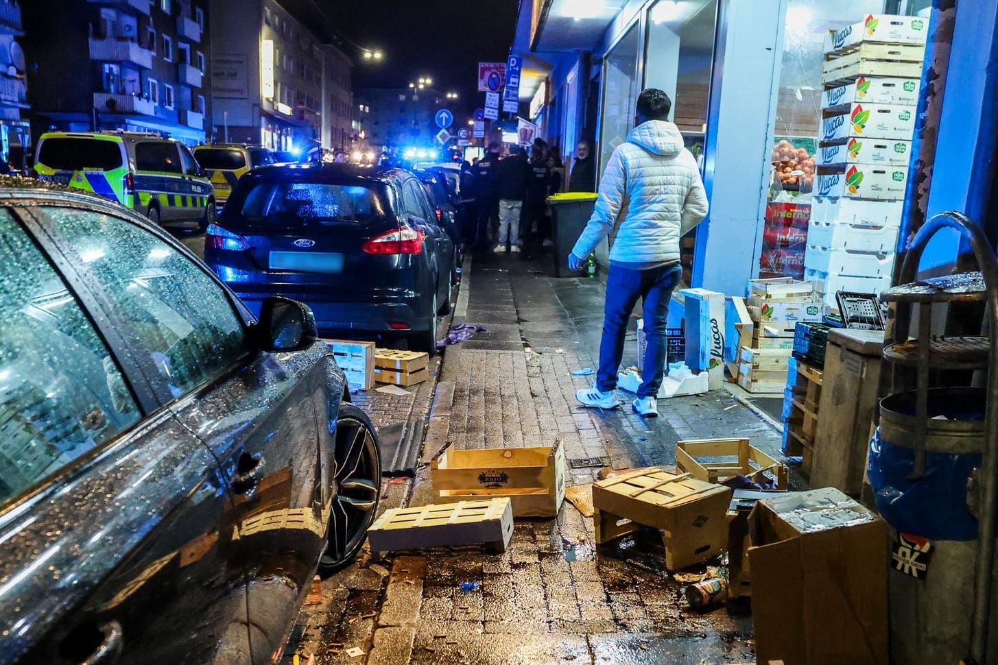 Wuppertal: Vor einem arabischen Supermarkt in Wuppertal-Barmen liegen nach einer Massenschlägerei zerstörte Holzkisten auf dem Boden.