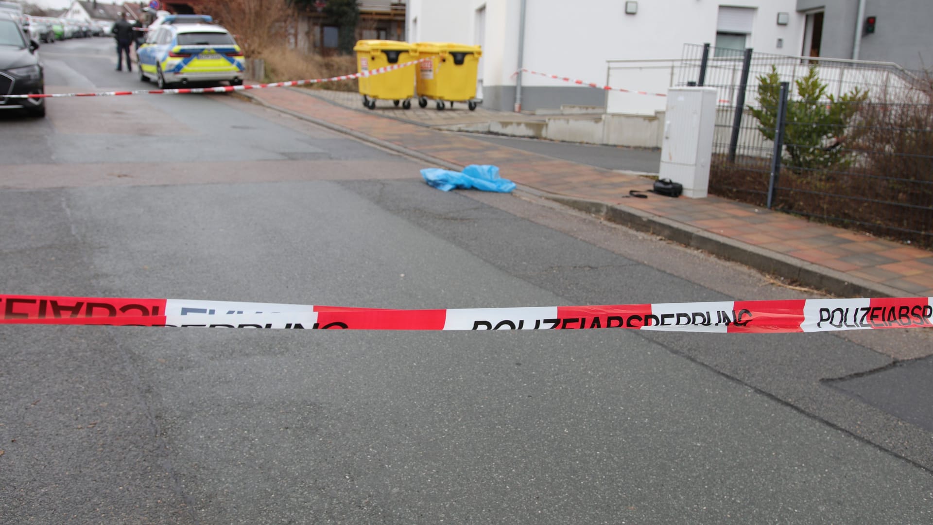 Die Polizei ist in Heilsbronn vor Ort: Die Fahndung nach dem Täter läuft.