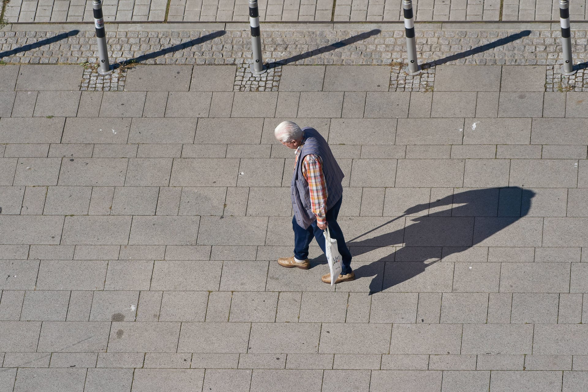 Senior geht spazieren (Symbolbild): Der Mann kam unversehrt wieder in seine Einrichtung.