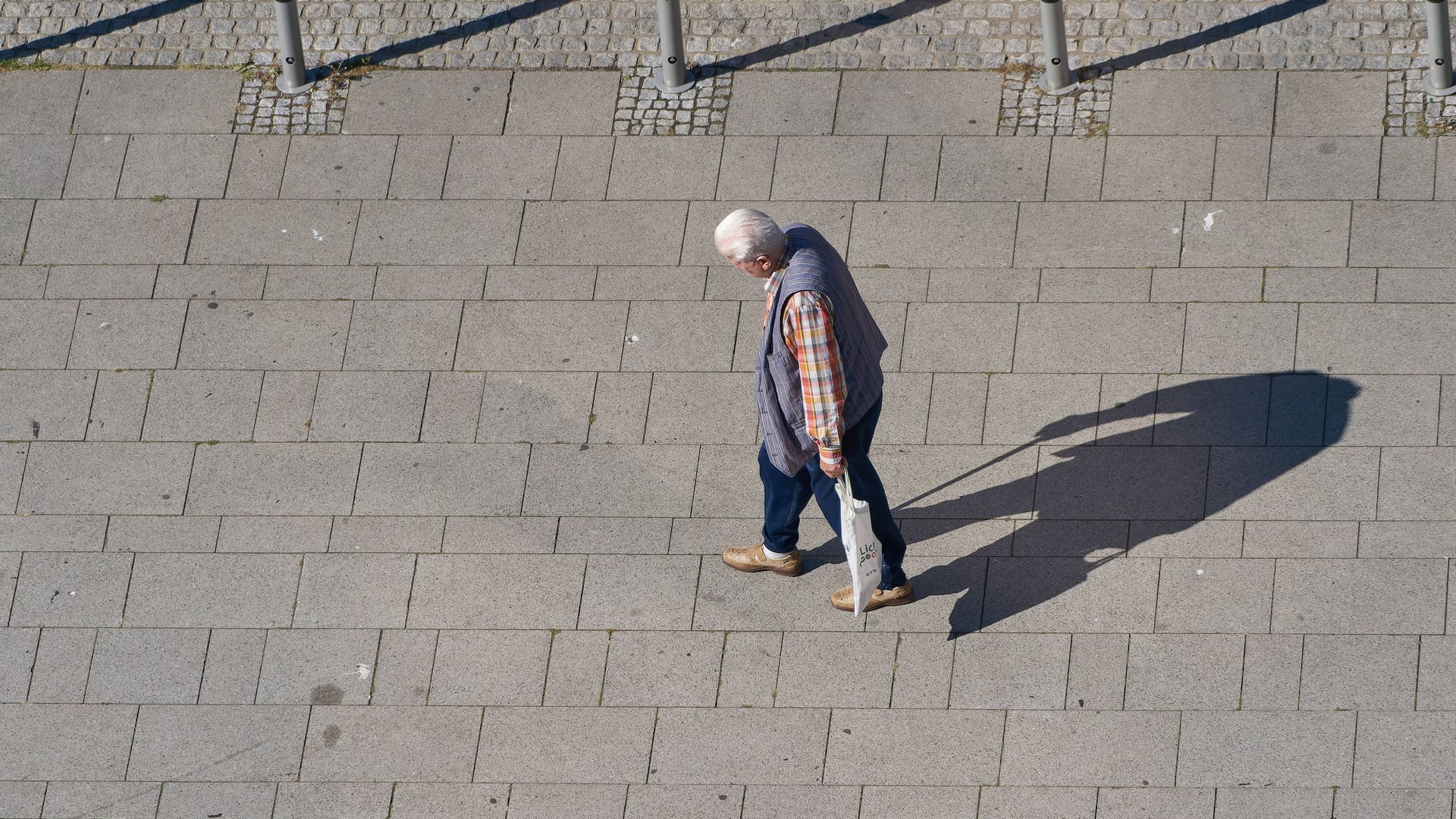 Senior geht spazieren (Symbolbild): Der Mann kam unversehrt wieder in seine Einrichtung.